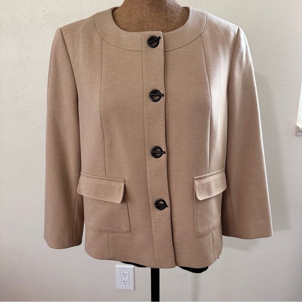 Calvin Klein Women's Size 12 Tan Collarless Blazer Jacket Toggle Front Pockets‍﻿